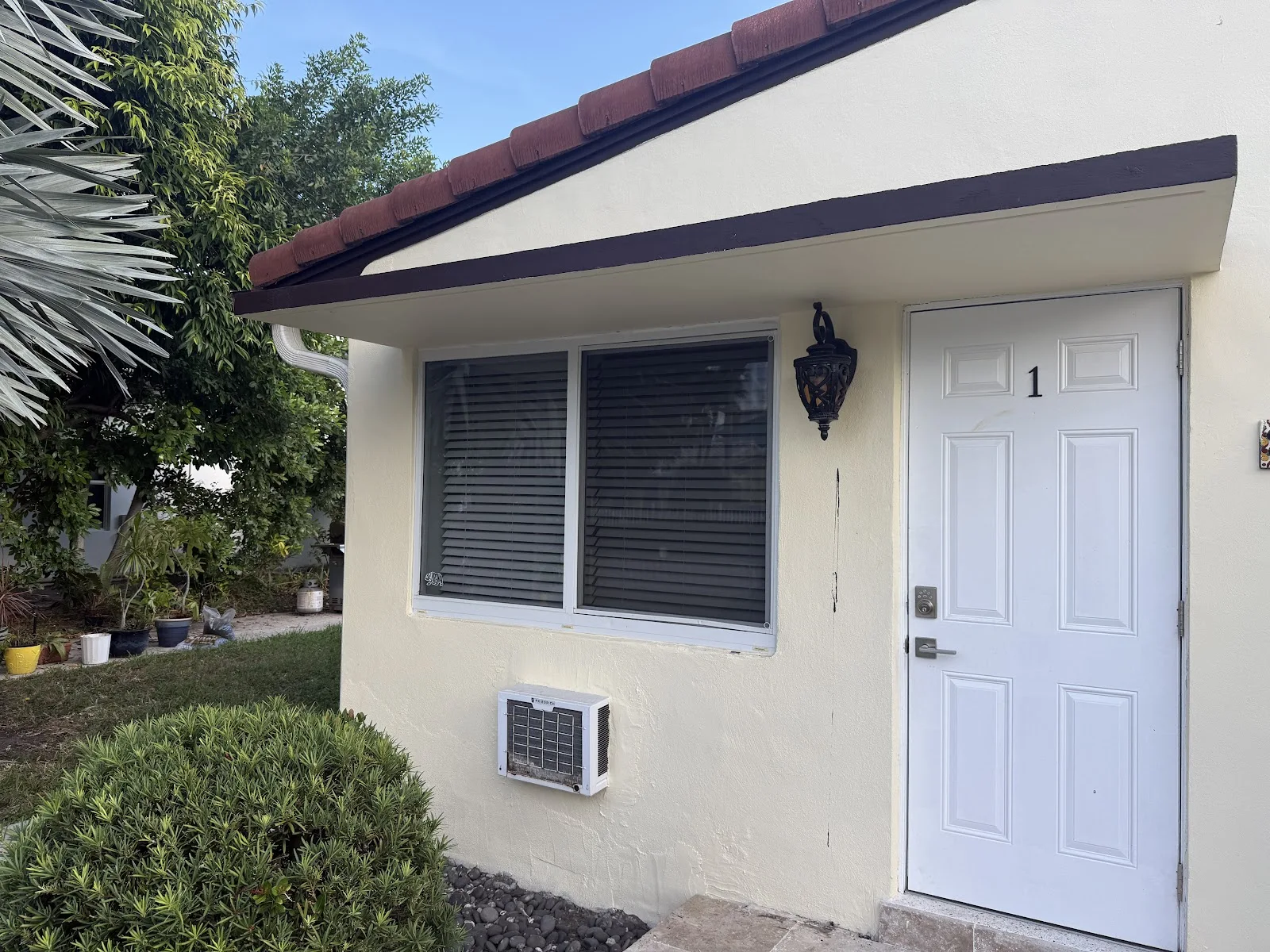 The palm-framed exterior of Pompano Vibes